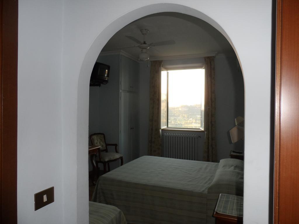 Albergo Lucia Pagnanelli Castel Gandolfo Rum bild