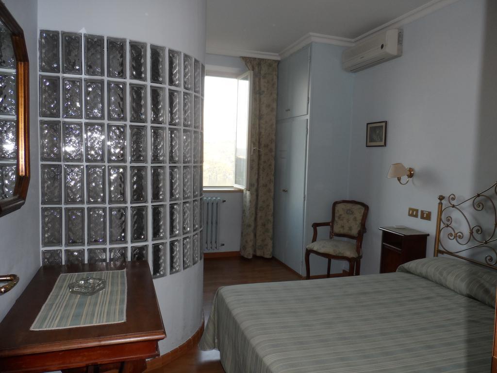 Albergo Lucia Pagnanelli Castel Gandolfo Rum bild