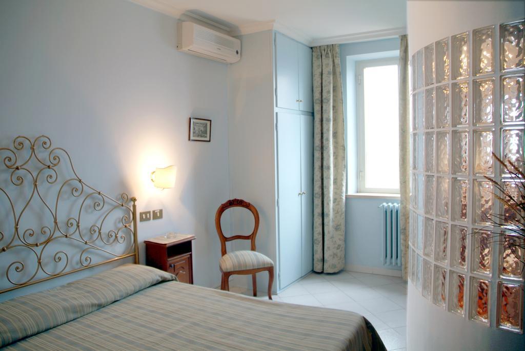 Albergo Lucia Pagnanelli Castel Gandolfo Rum bild